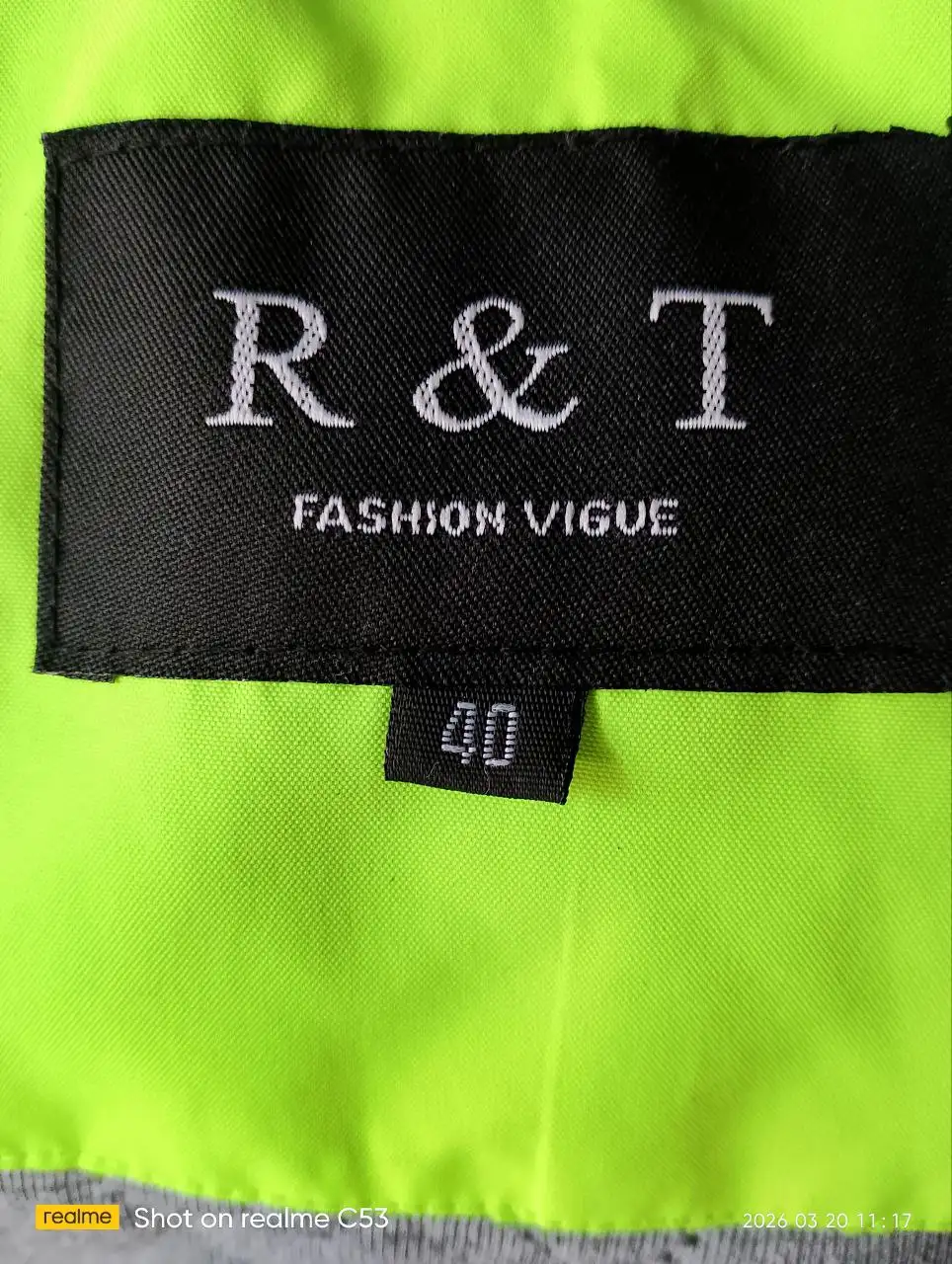 Продам демисезонную куртку размер 40 - Куртки (Одежда) в Тюмень