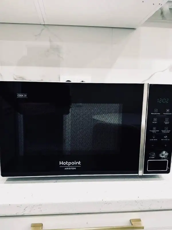 Микроволновая печь с редким использованием - Кухонная техника (Электроника) в Тюмень