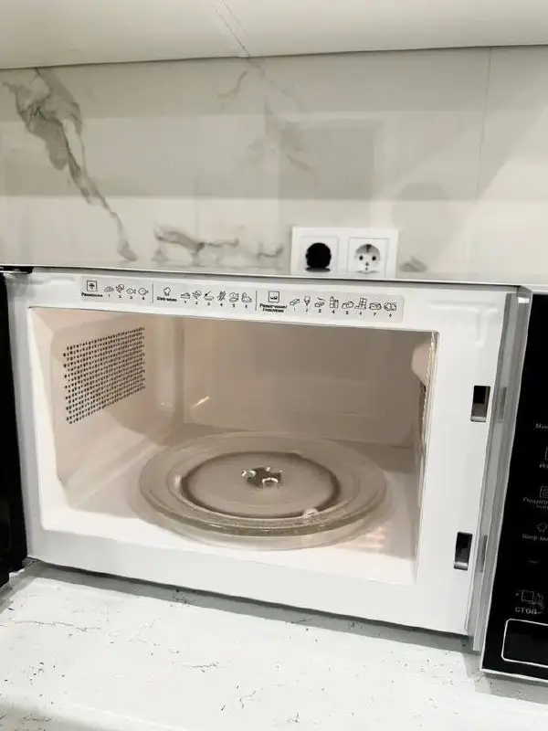 Микроволновая печь с редким использованием - Кухонная техника (Электроника) в Тюмень