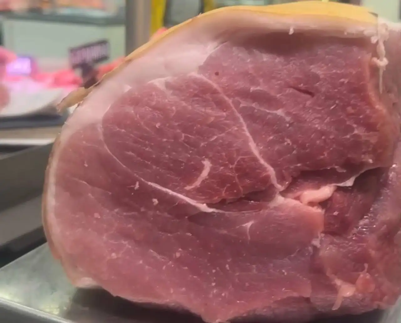 Забой домашних свинок породы Ландрас, свободное мясо - Продукты питания (Барахолка) в Тюмень