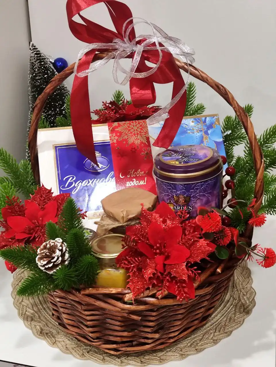 Новогодний подарочный бокс в корзине