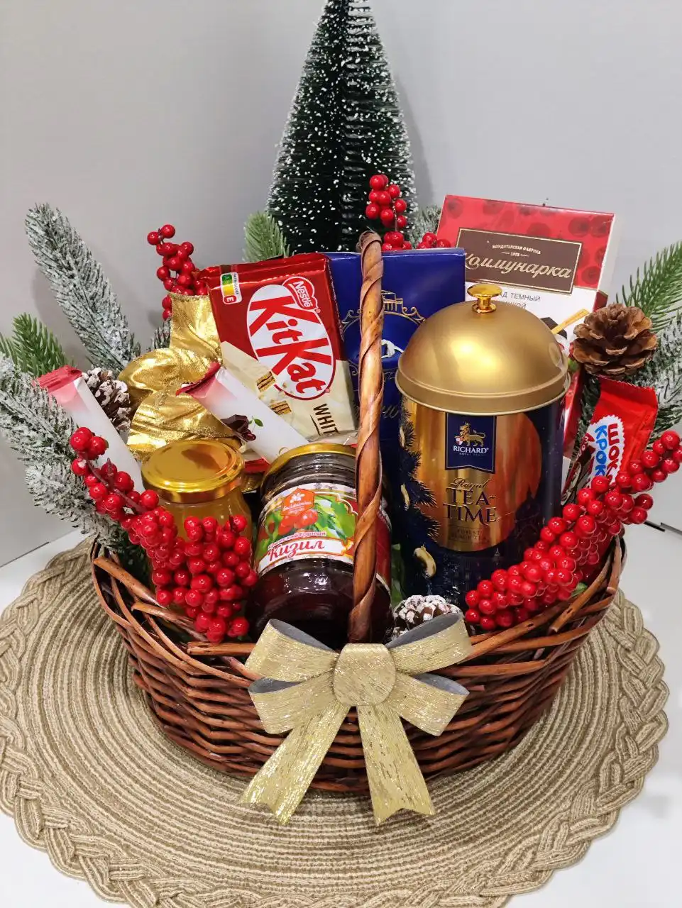 Подарочный бокс с чаем, вареньем, медом и шоколадом