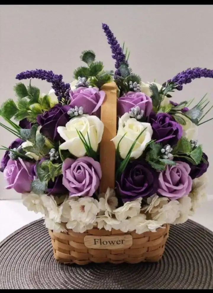 Композиция из мыльных цветов в корзине