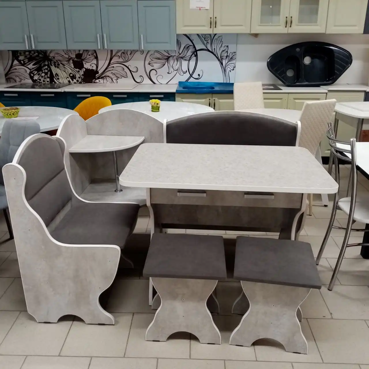 Обеденная зона со скамьёй и столом