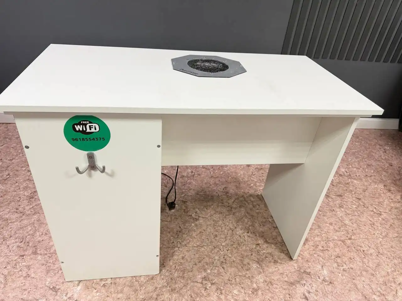 Продажа маникюрного стола с вытяжкой - Косметологическое оборудование (Готовый бизнес и оборудование) в Краснодар