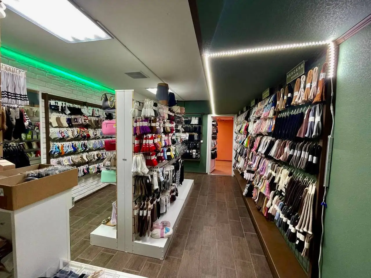 Продажа готового бизнеса магазина носков с остатками - Магазин розничной торговли (Готовый бизнес и оборудование) в Краснодар