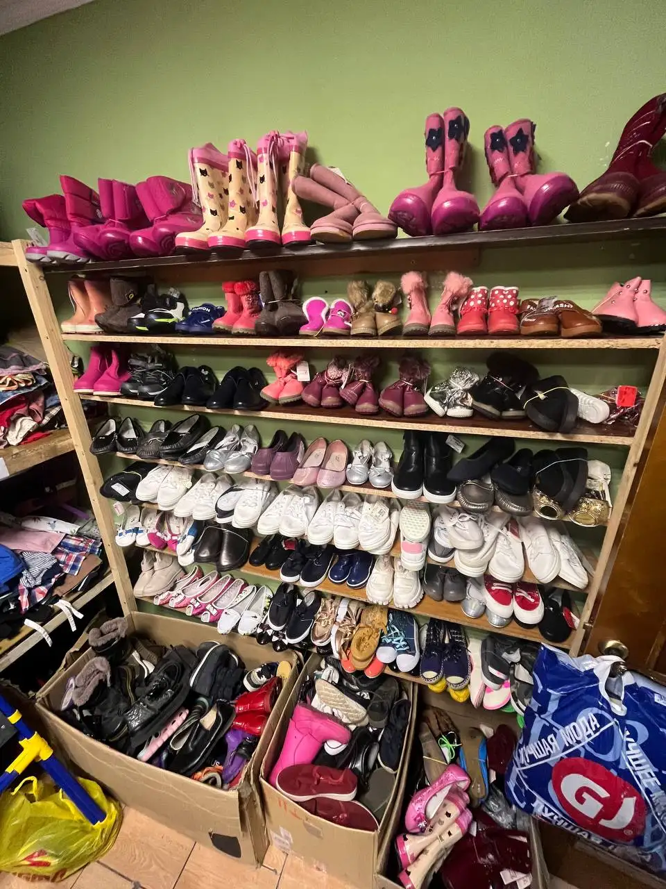 Раздача новой обуви и бесплатной одежды в Центре Добрых Дел - Раздача вещей (Барахолка) в Краснодар