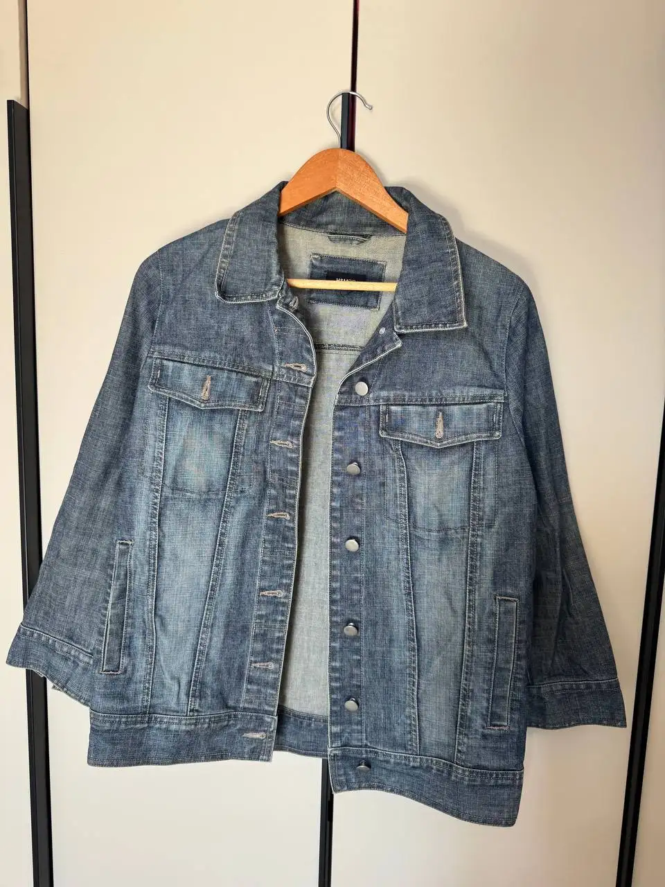 Стильная джинсовая куртка с ИИ-рисунком - Верхняя одежда (Одежда) в Краснодар