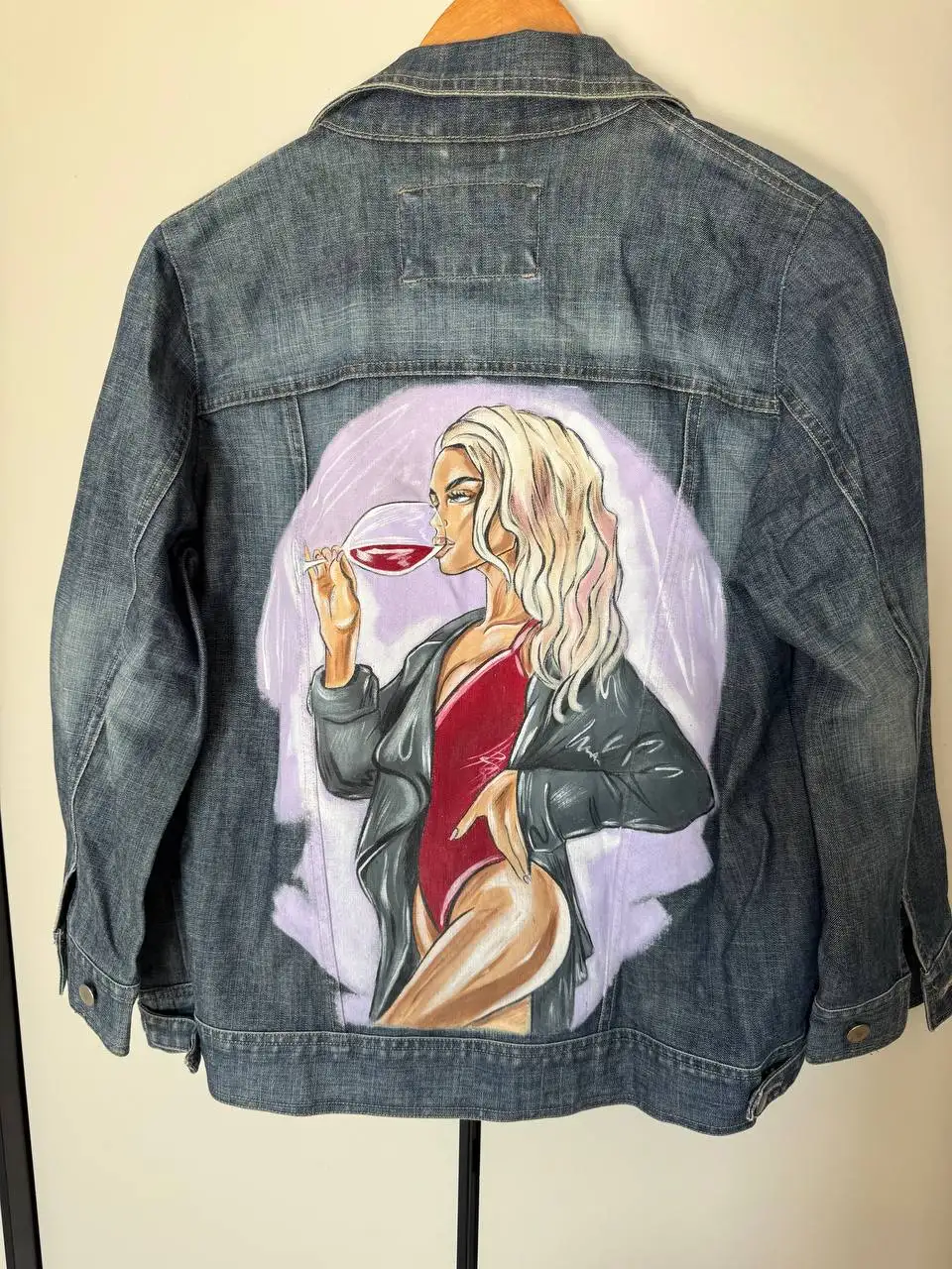 Стильная джинсовая куртка с ИИ-рисунком - Верхняя одежда (Одежда) в Краснодар