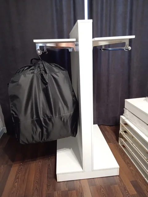 Стойки и вешалки после закрытия магазина детской одежды - Интернет-бизнес в Краснодар