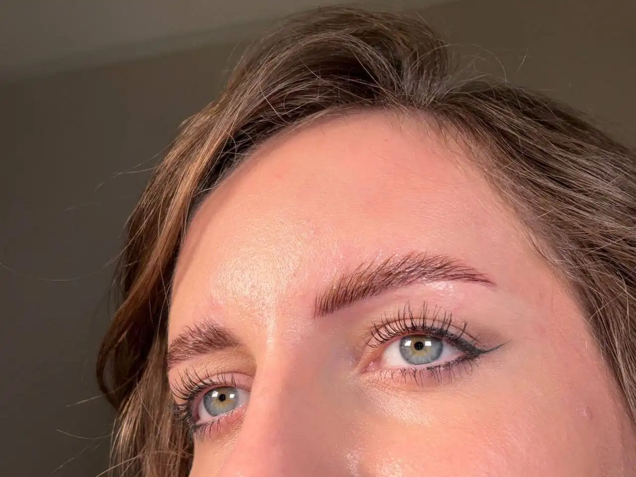 Услуги оформления бровей в салоне