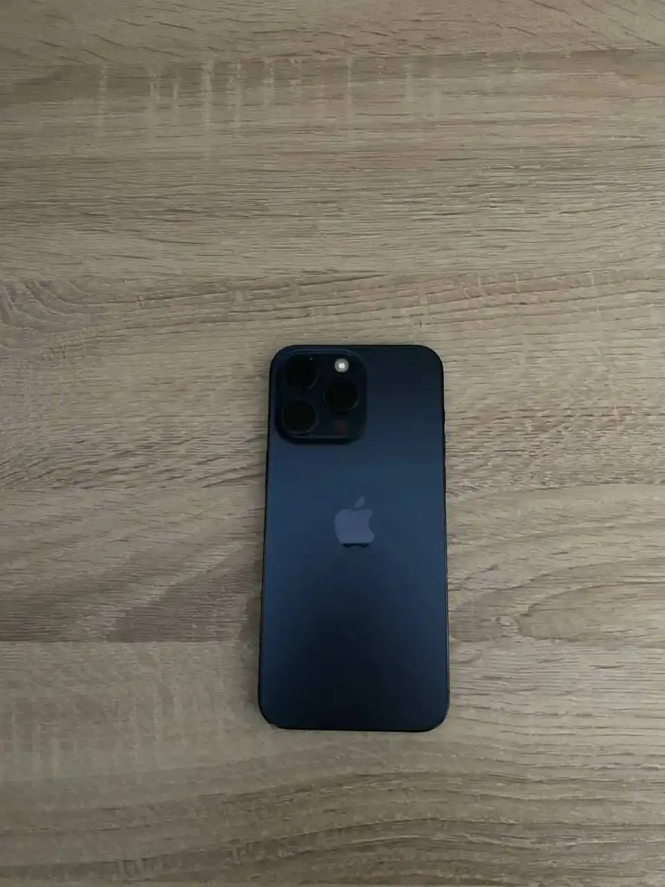 Айфон 15 про макс с царапинами под чехлом