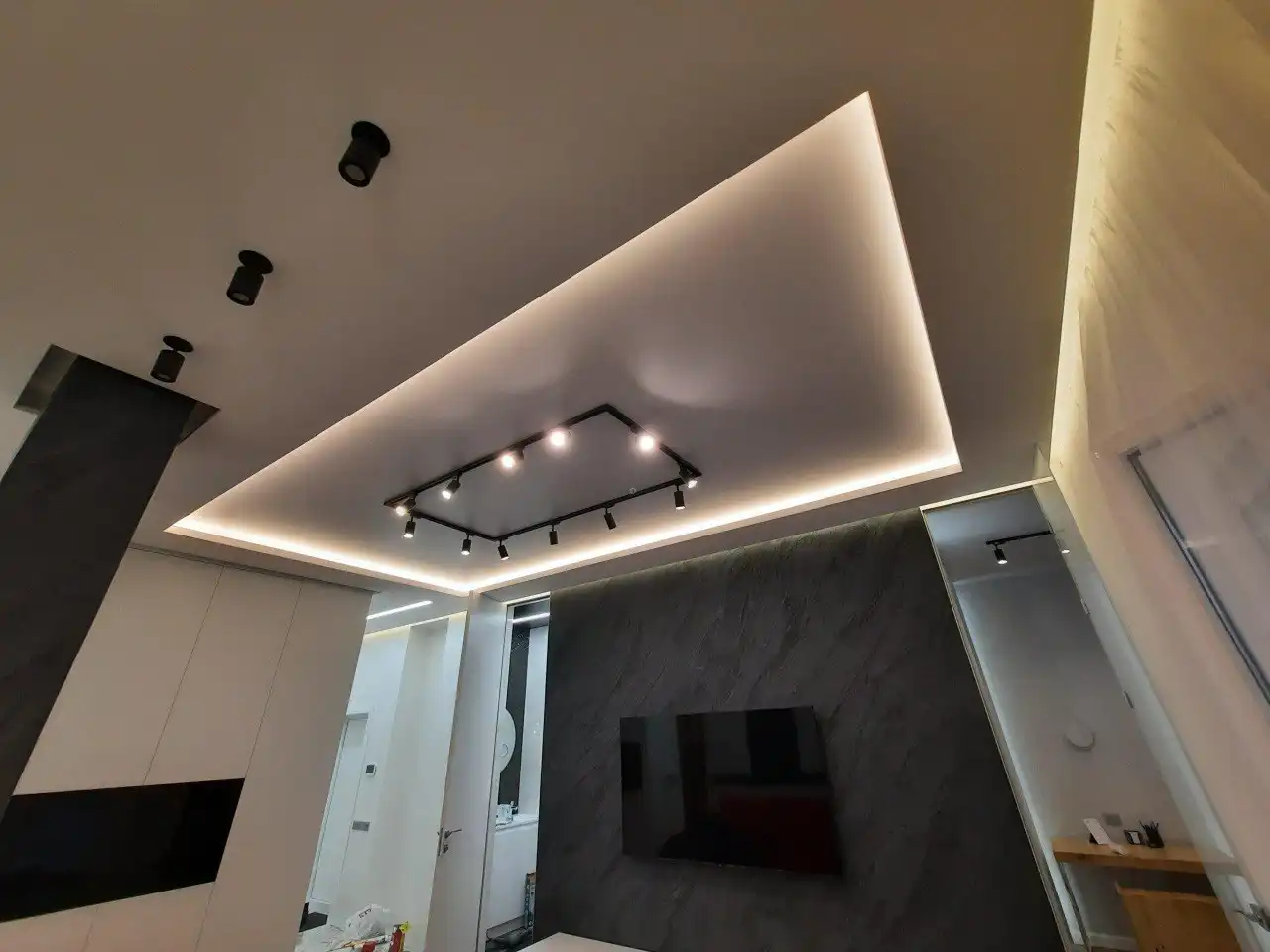 Натяжные потолки с лицензированным материалом и чистым монтажом