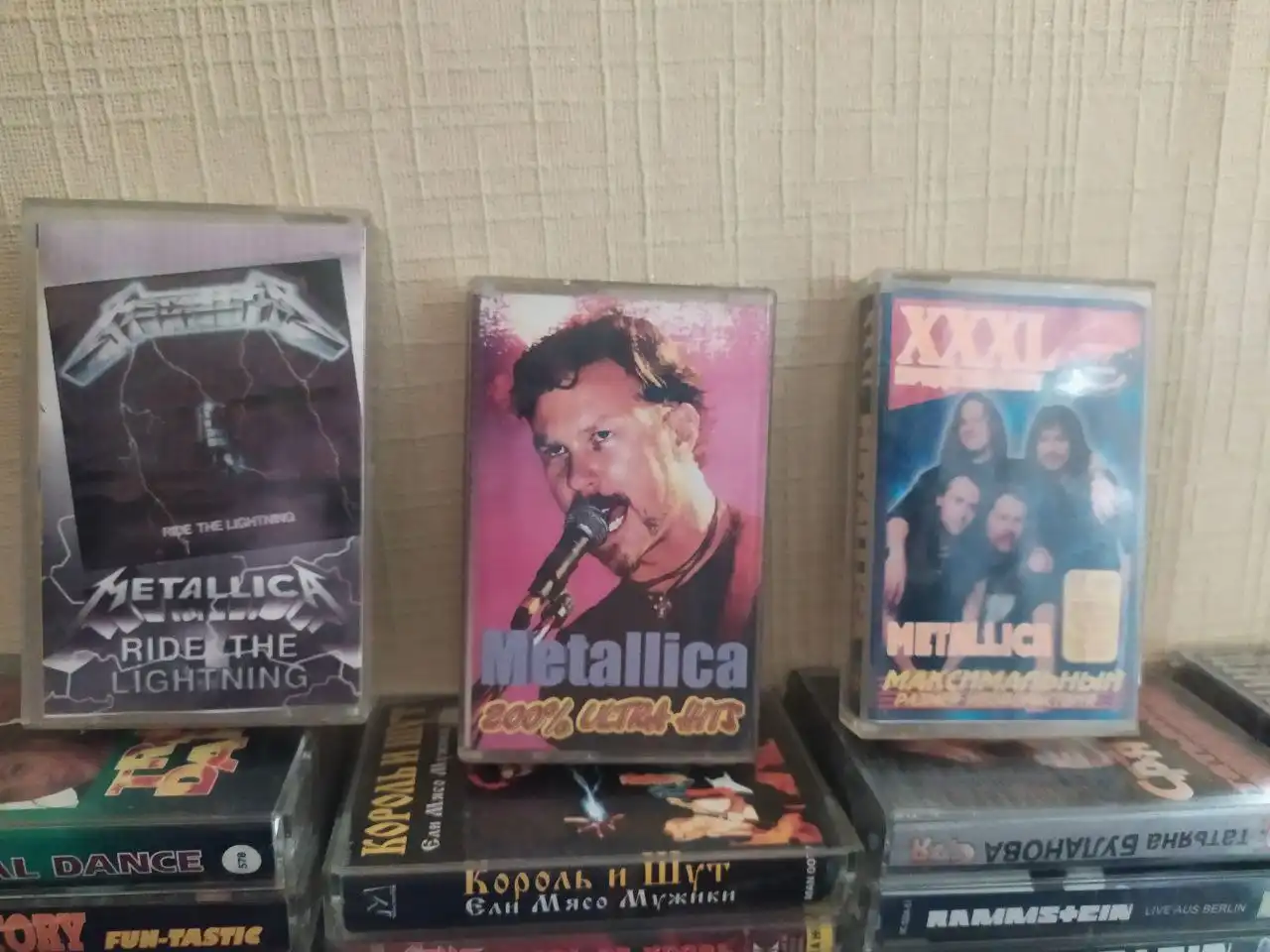 Продажа аудиокассет и СД дисков с музыкой