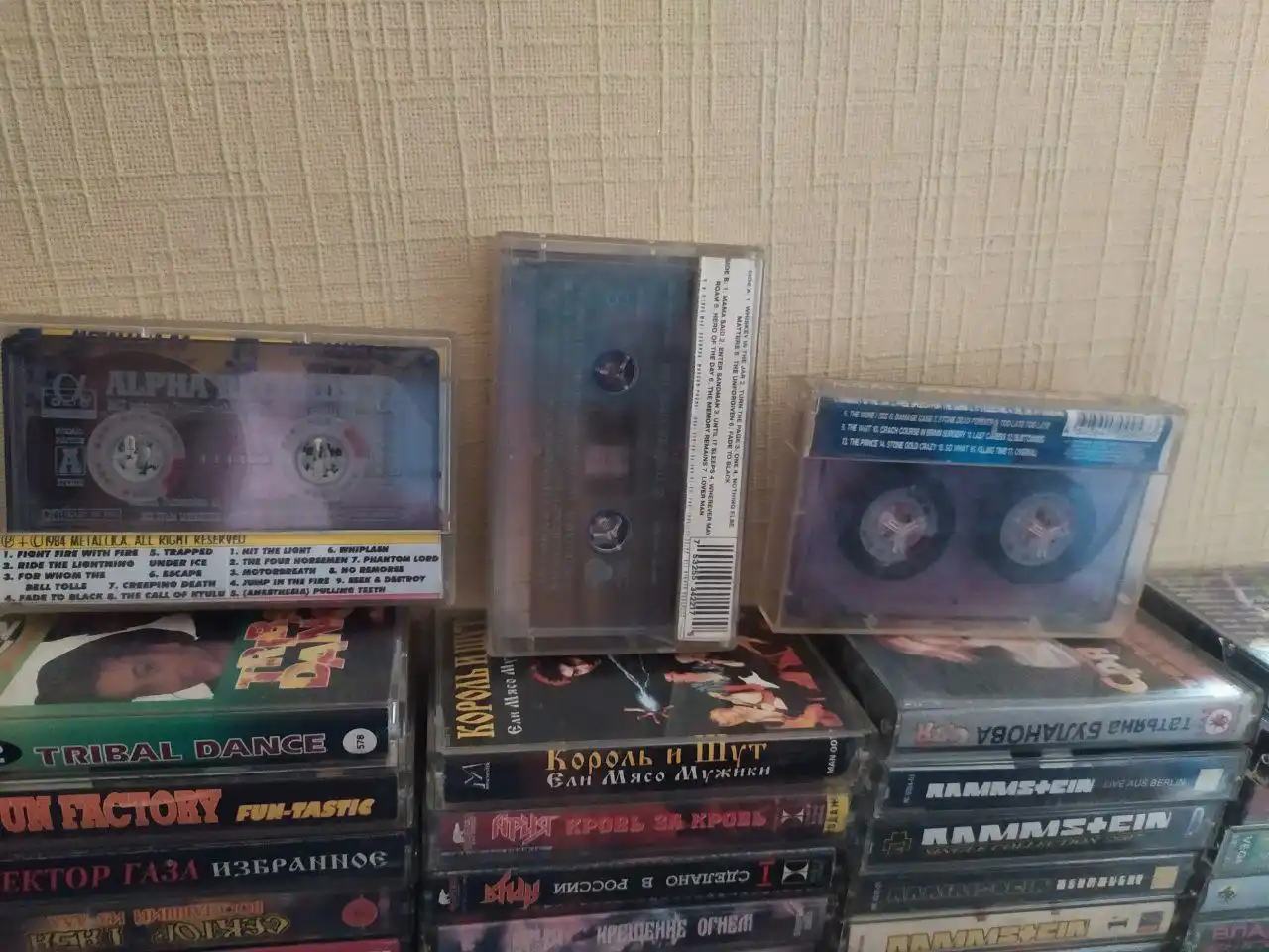 Продажа аудиокассет и СД дисков с музыкой