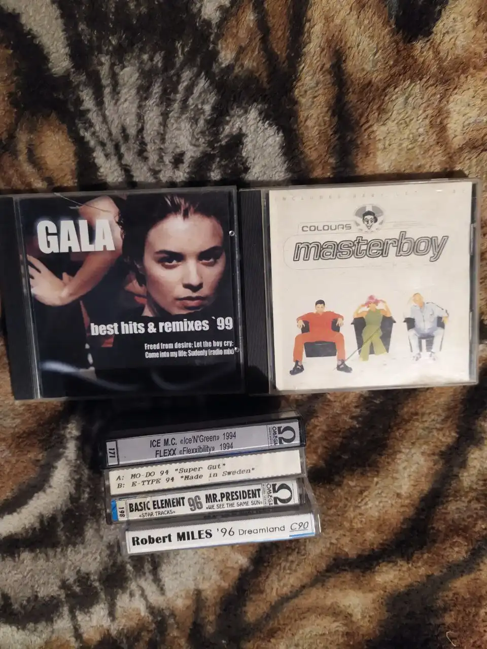 Продажа СД дисков с различной музыкой