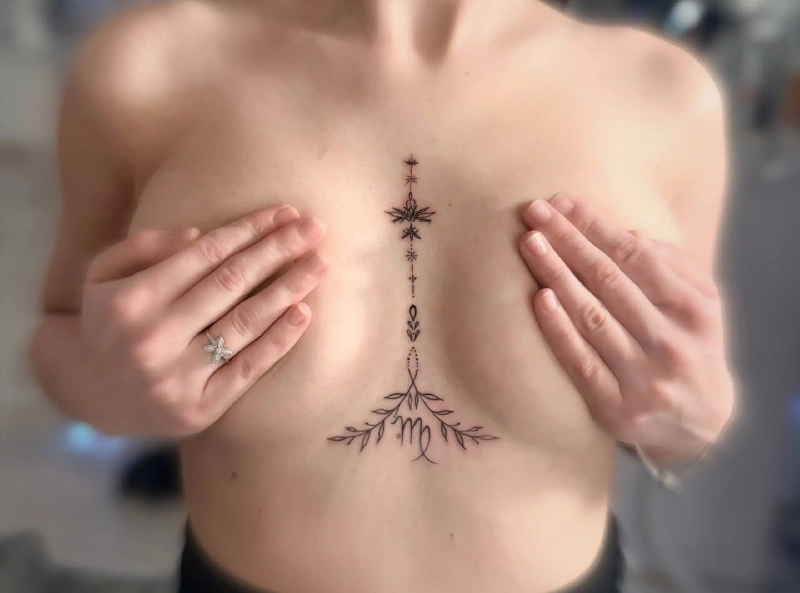 Тату-мастер в студии