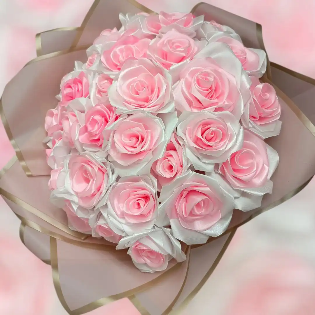 Букет из 31 розы из атласной ленты для декора интерьера