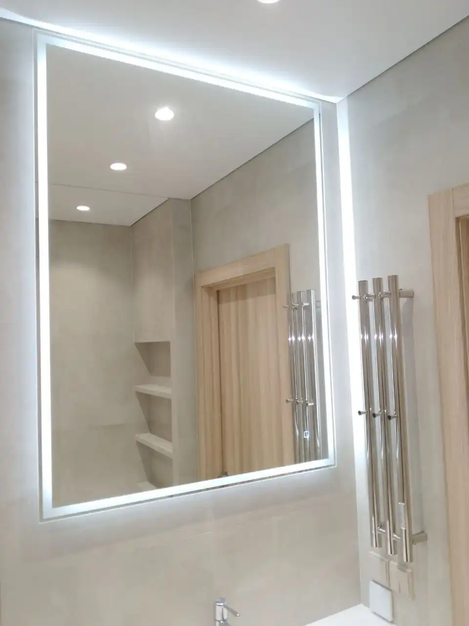 Установка подсветки зеркал в ванной и прихожей