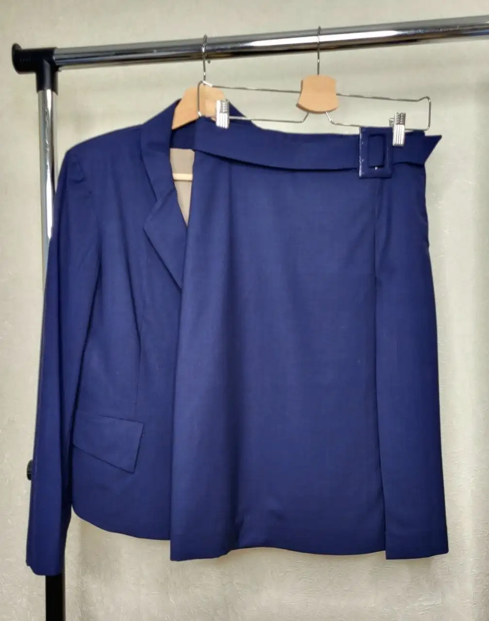 Костюм женский (пиджак и юбка) индивидуальный пошив б/у - Одежда в Самара