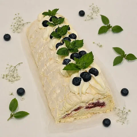 Меренговый рулет с крем-чиз и клубникой - Окна в Самара