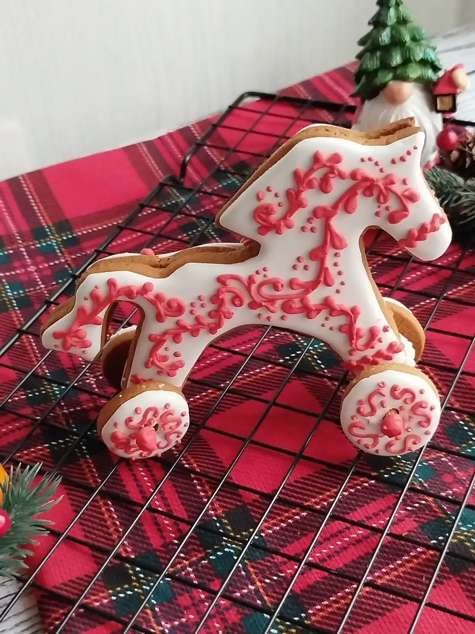 Пряник-игрушка "Лошадка" с крутящимися колесами