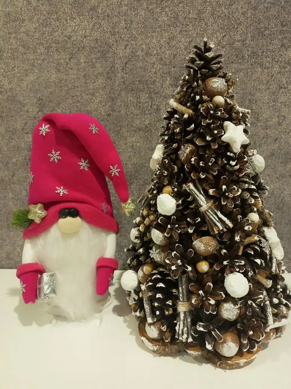 Новогодние украшения и подарки
