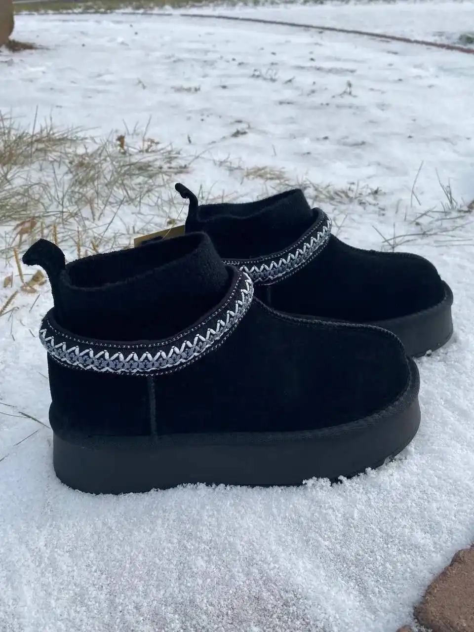 Новогодняя ликвидация зимней коллекции обуви и аксессуаров