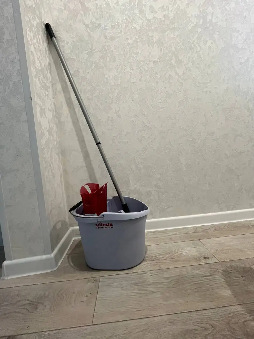 Швабра с ведром и картина - Барахолка в Кондратово