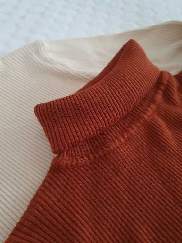 Женская водолазка карамельного цвета размер 42-44 - Женская одежда (Одежда) в Кондратово