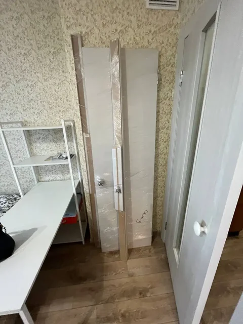 Дверь в ванную с наличниками и ручкой - Модульные здания в Кондратово