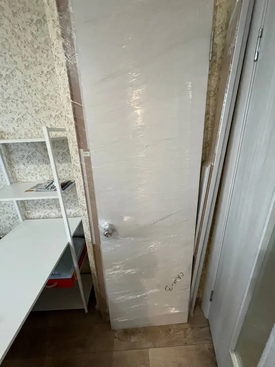 Дверь в ванную с наличниками и ручкой - Для дома и дачи в Кондратово
