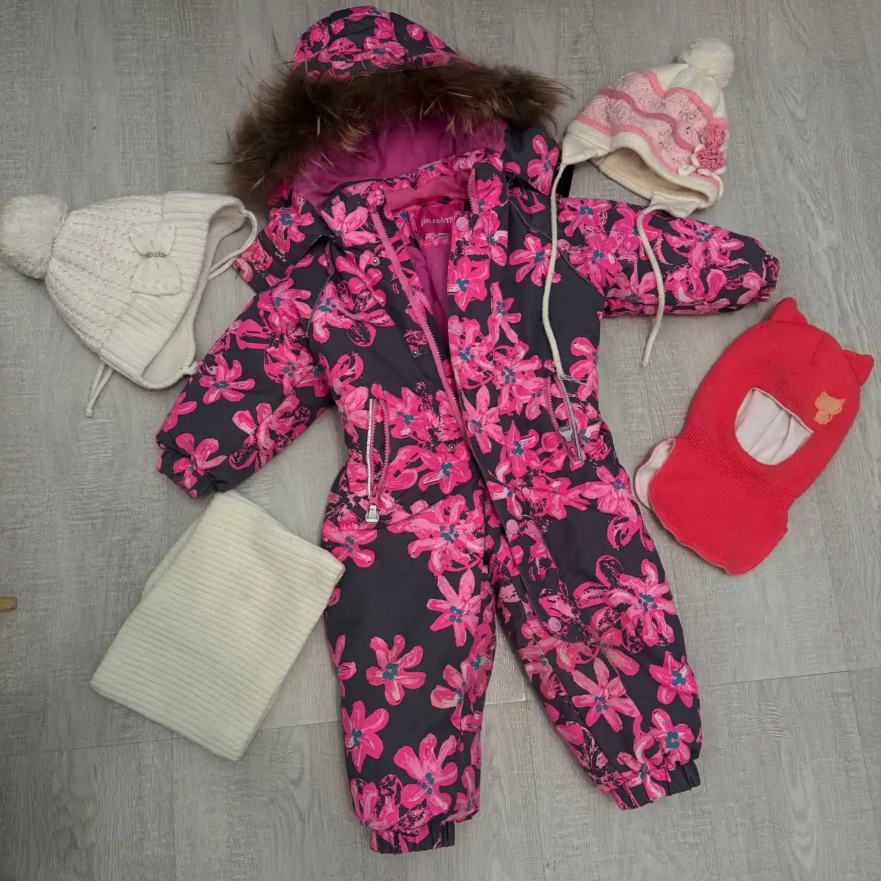 Комбинезон зимний с шапкой