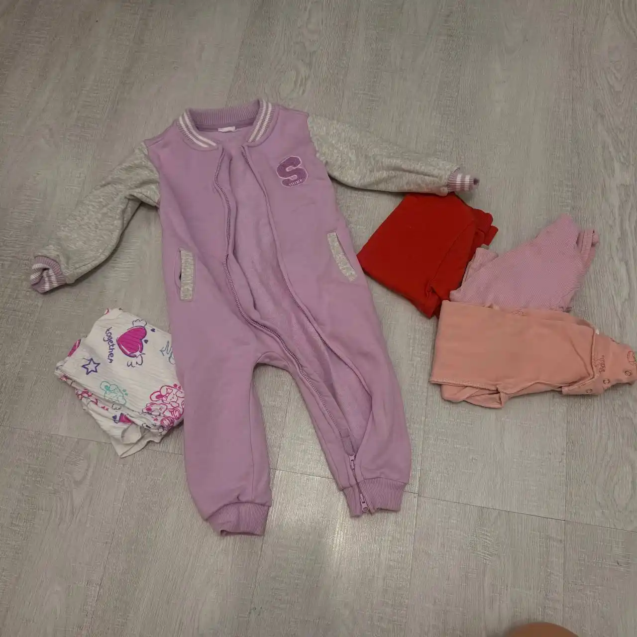 Отдам за шоколадку вещи 86 размера, комбинезон 104