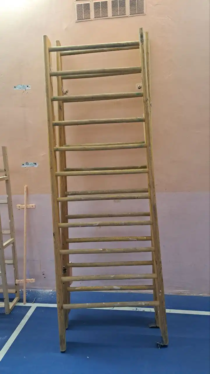 Отдам даром 2 шведские стенки деревянные