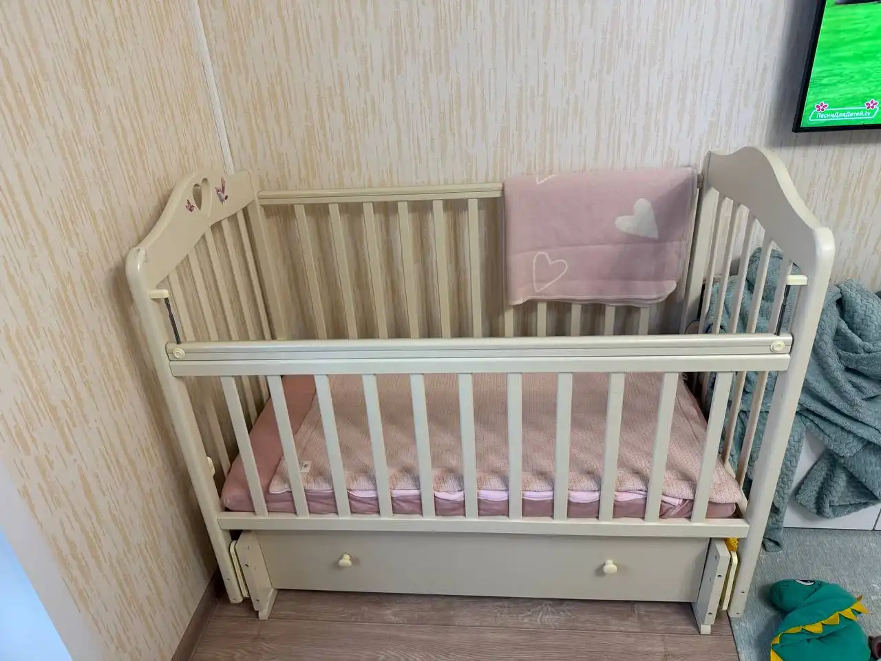 Продажа кроватки с маятником и матрацем