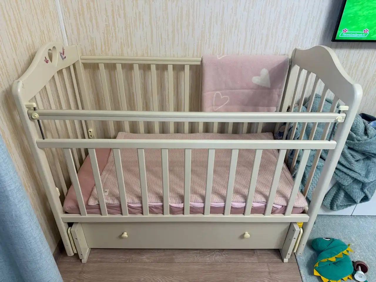 Продажа кроватки с маятником и матрацем