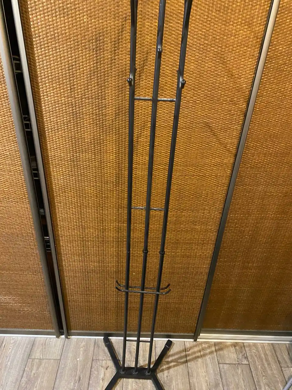 Напольная металлическая вешалка для одежды, черный цвет