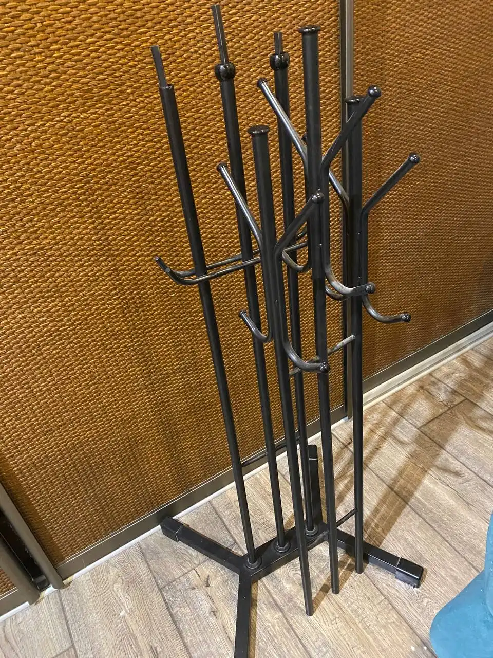 Напольная металлическая вешалка для одежды, черный цвет