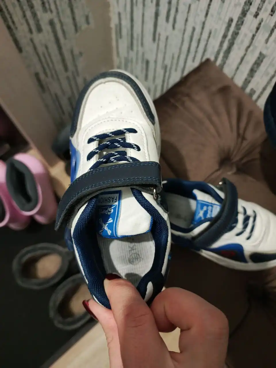 Продам детские кроссовки