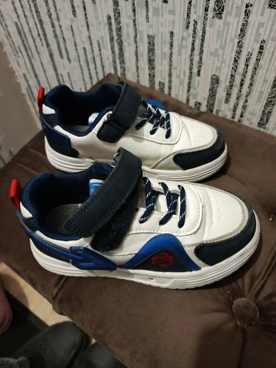 Продам детские кроссовки