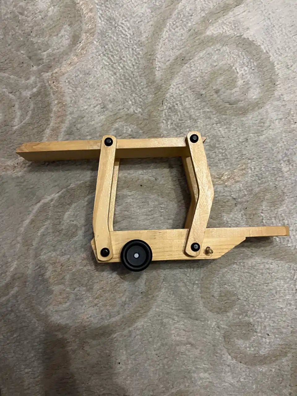 Детский деревянный грузовик