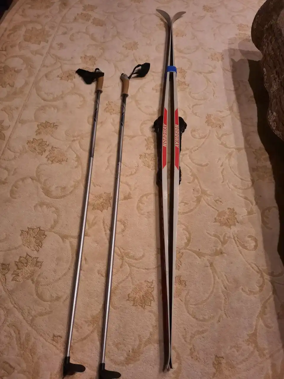 Продажа лыжного комплекта с ботинками