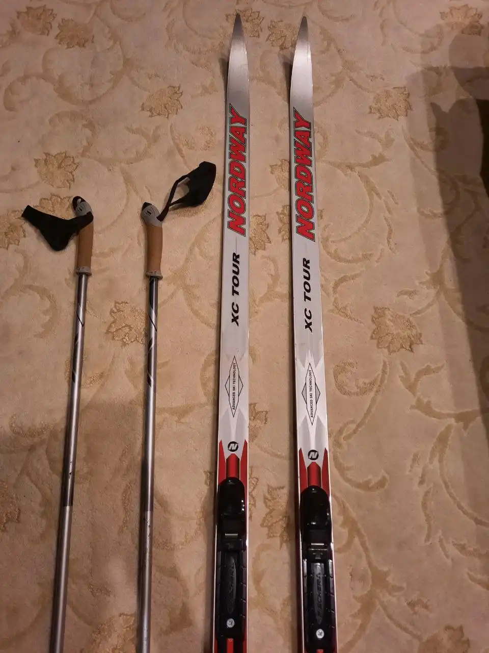 Продажа лыжного комплекта с ботинками