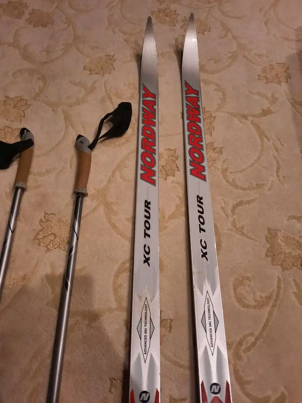 Продажа лыжного комплекта с ботинками