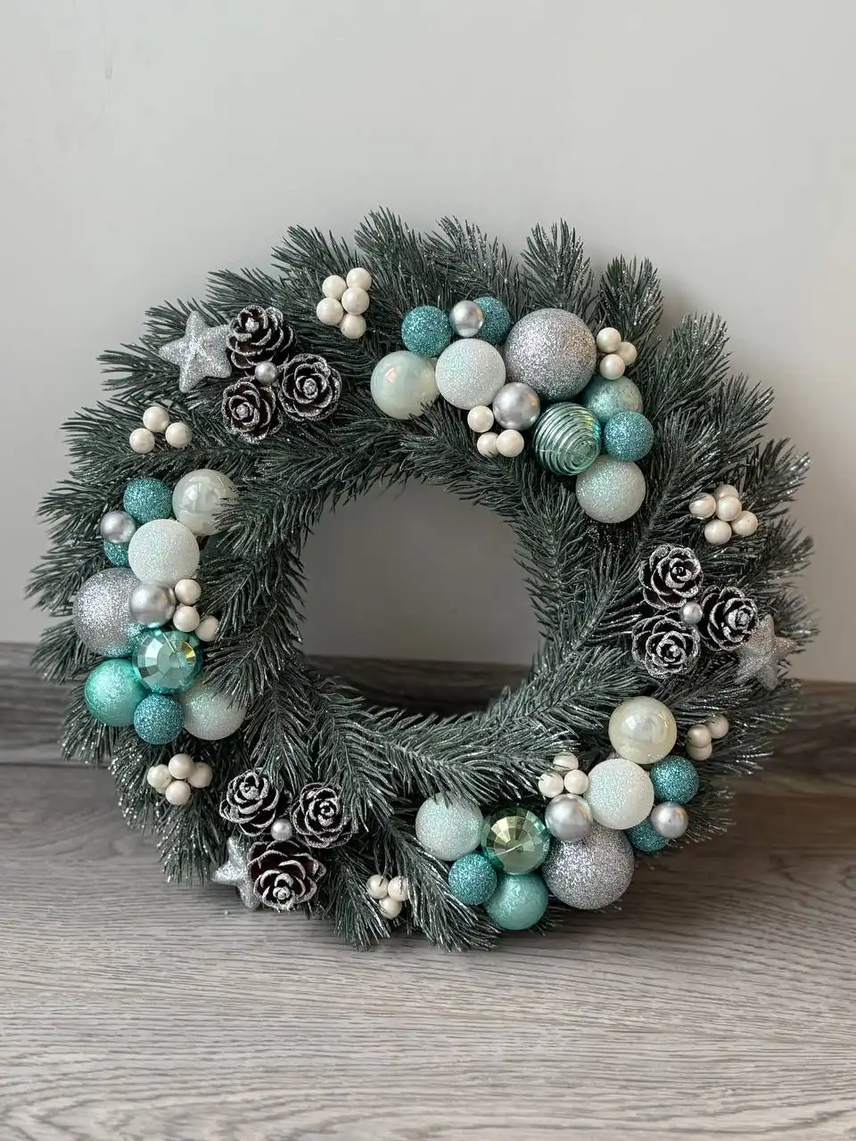 Новогодний венок ручной работы из литых веточек