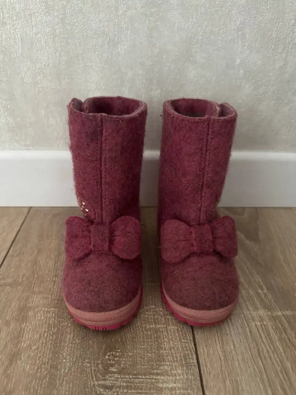 Детская одежда: валенки, костюм, боди, платье