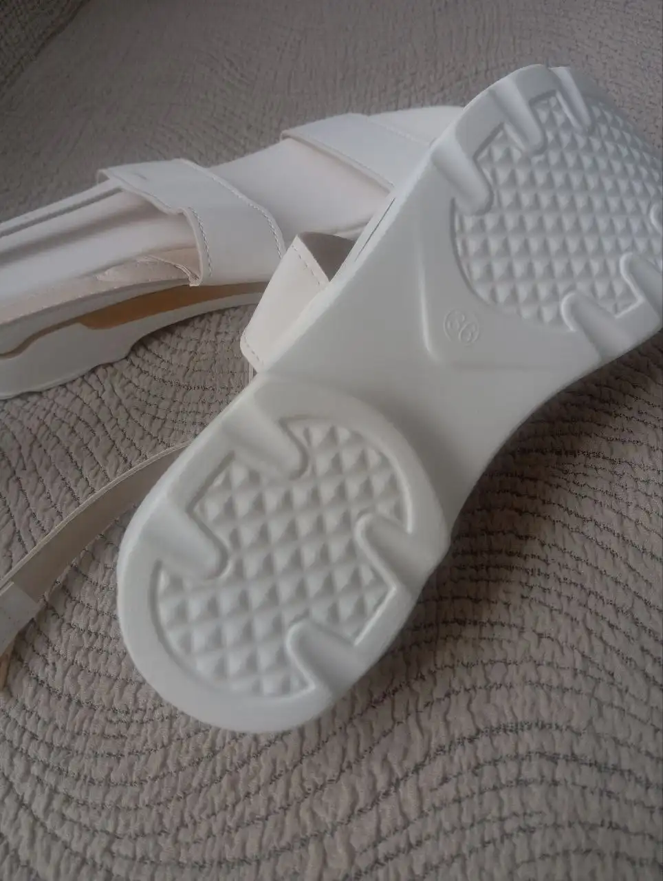 Продажа новых босоножек 36 размера