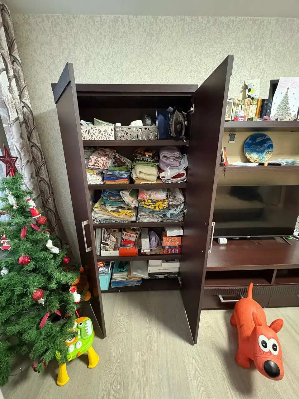 Стенка мебельная с тумбочкой под телевизор и шкафом