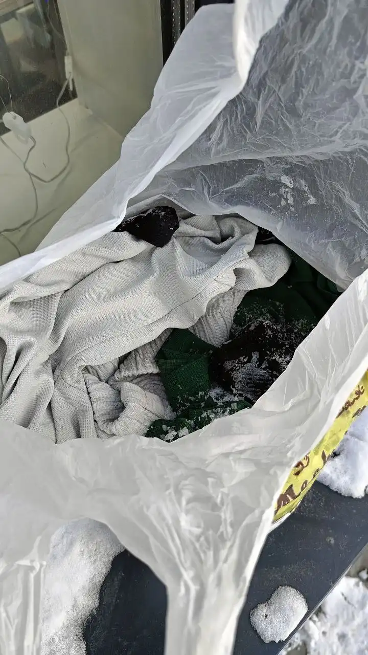 Пакет с вещами на подоконнике - Барахолка в Кондратово